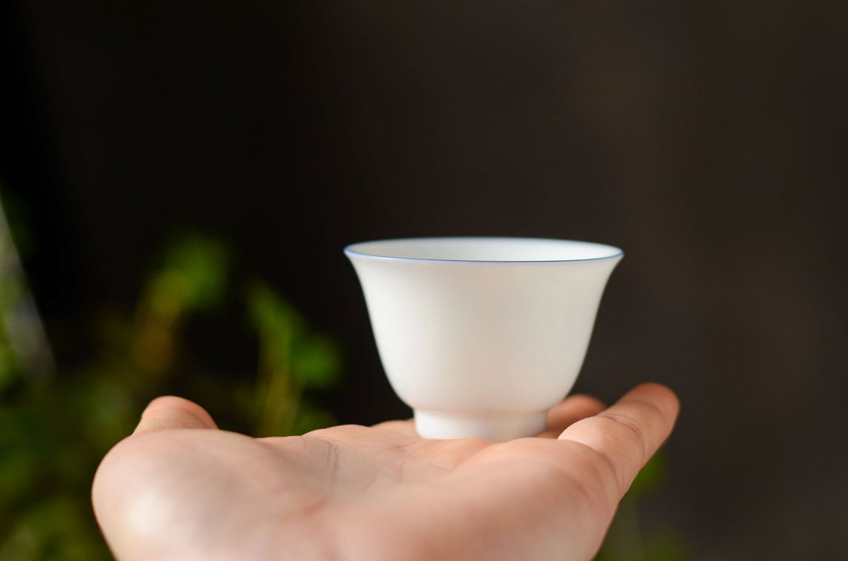 Tasse à thé en céramique blanche classique Gohobi faite à la main avec bord bleu (version standard 60 ml)