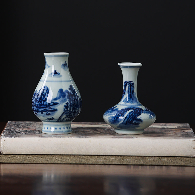 Vase en porcelaine bleu et blanc peint à la main Gohobi (eau et montagnes)