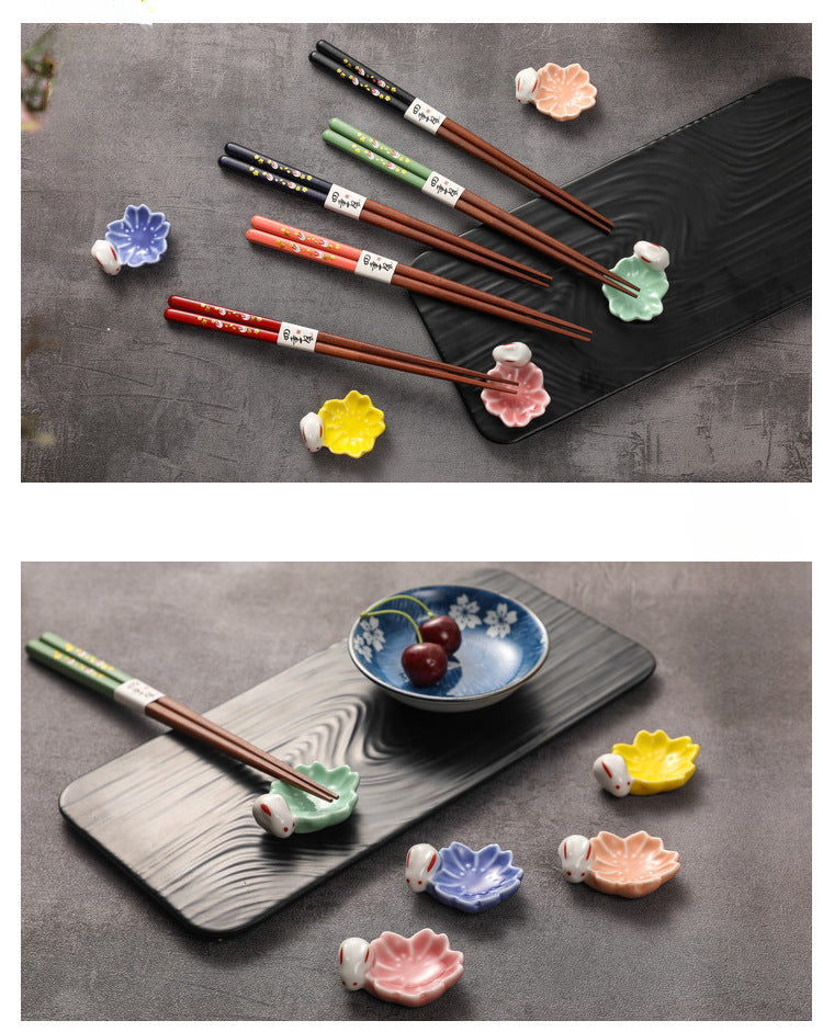 Gohobi Un ensemble de 5 paires de baguettes et repose-baguettes en bois à motifs de lapin et de fleurs japonaises
