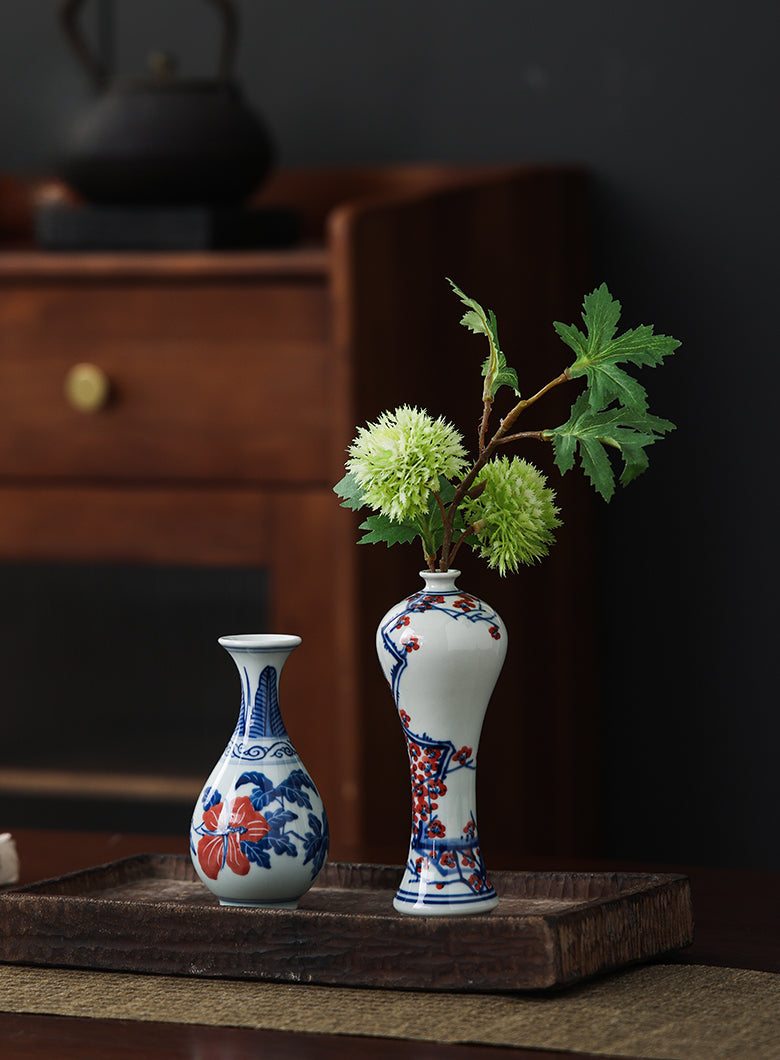 Vase en porcelaine bleu et blanc peint à la main Gohobi (eau et montagnes)