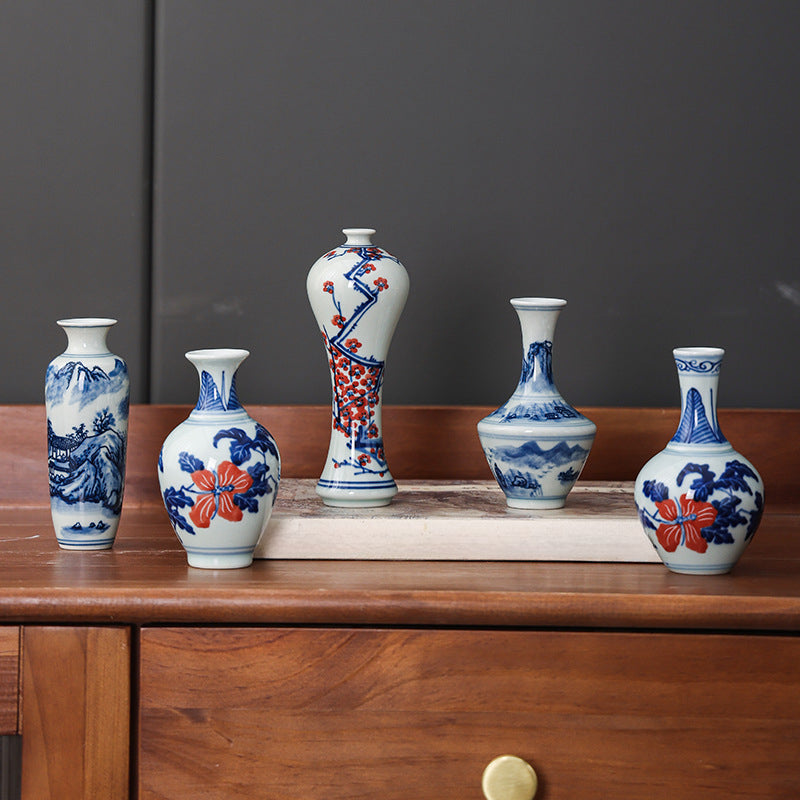 Vase en porcelaine bleu et blanc peint à la main Gohobi (eau et montagnes)
