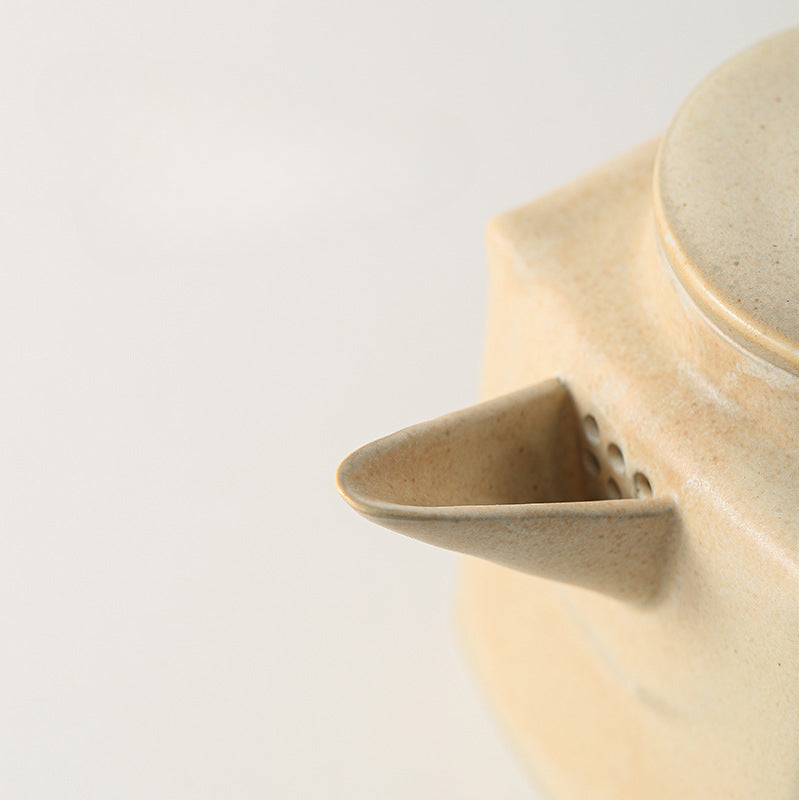 Théière et tasses blanches au design moderne de Gohobi