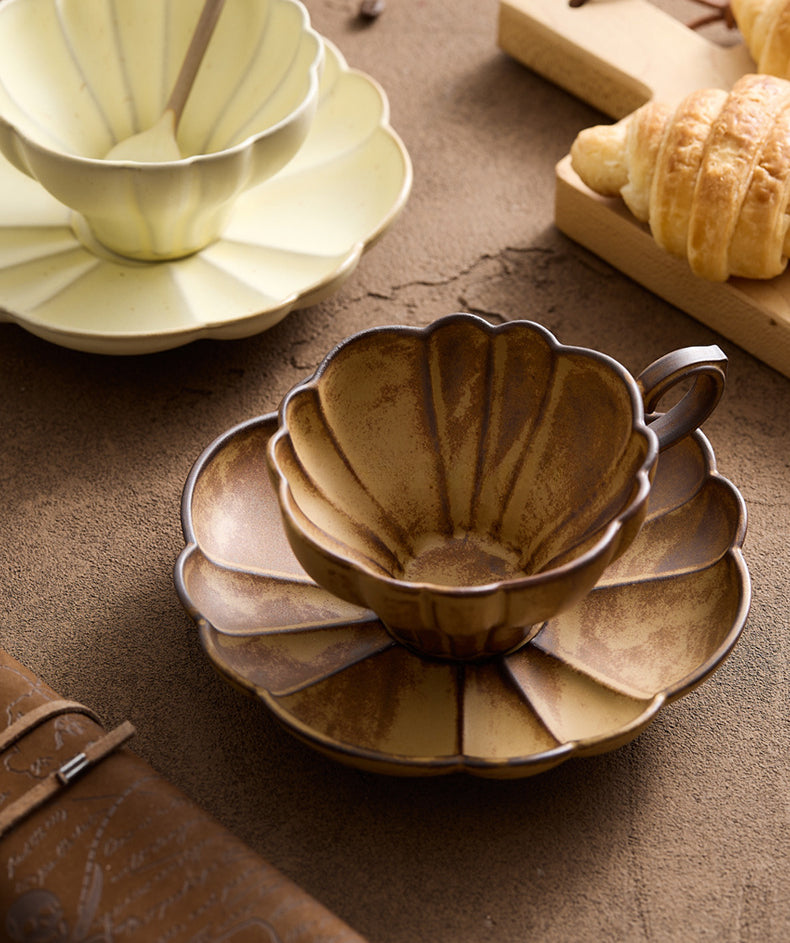 Ensemble de tasse à café et soucoupe en grès fait main en forme de fleur de Gohobi