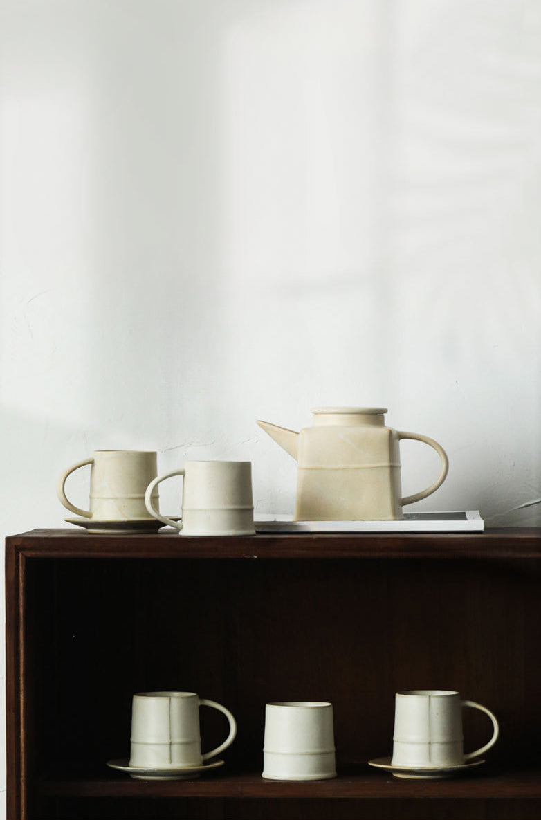 Théière et tasses blanches au design moderne de Gohobi
