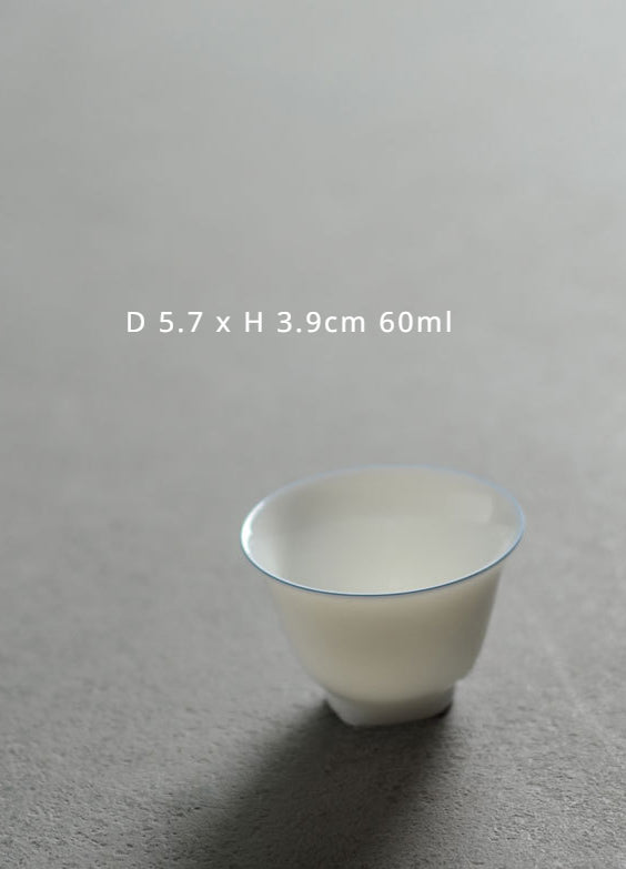 Tasse à thé en céramique blanche classique Gohobi faite à la main avec bord bleu (version standard 60 ml)