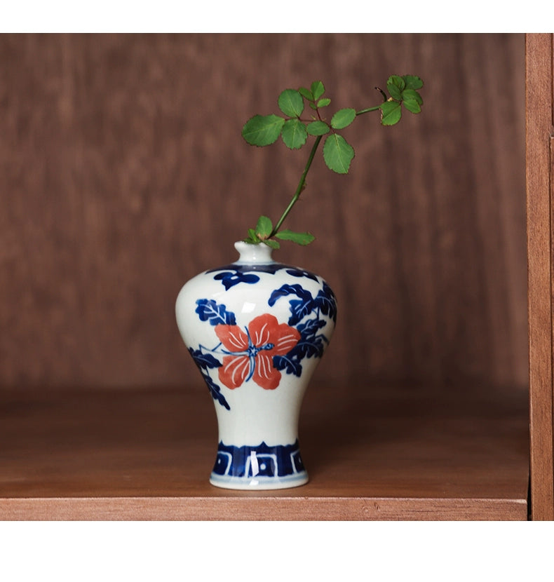 Vase en porcelaine bleu et blanc peint à la main Gohobi (eau et montagnes)