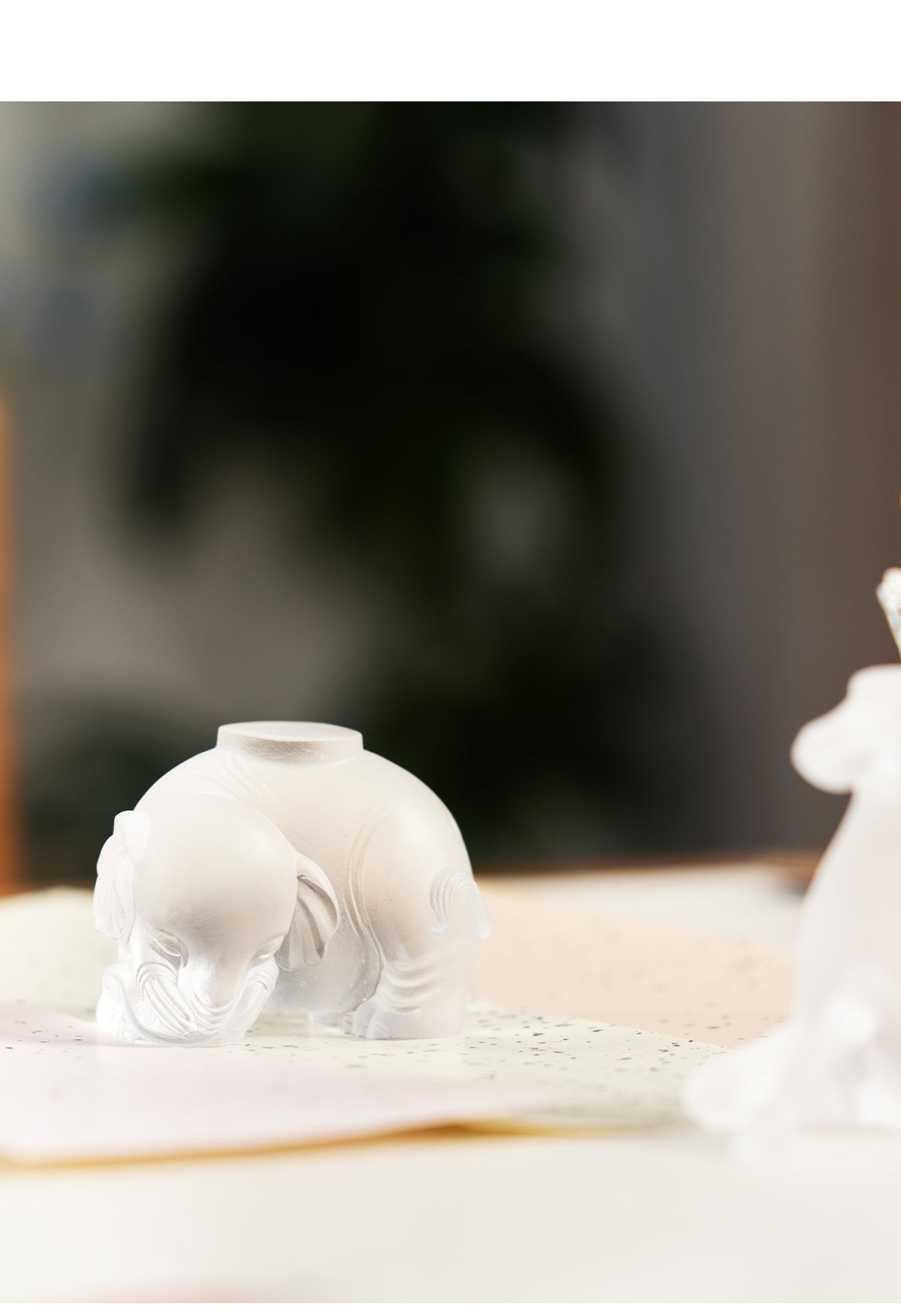 Porte-stylo en verre coloré en forme d'éléphant en pate de verre Gohobi