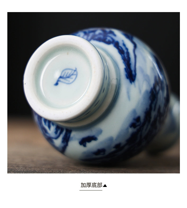 Vase en porcelaine bleu et blanc peint à la main Gohobi (eau et montagnes)