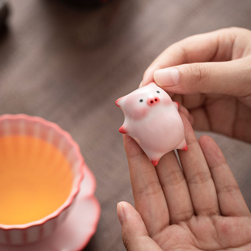 Gohobi Lying Pig Teacup (Tea coaster is sold separately)