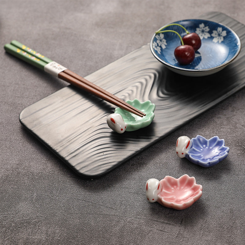 Gohobi Un ensemble de 5 paires de baguettes et repose-baguettes en bois à motifs de lapin et de fleurs japonaises