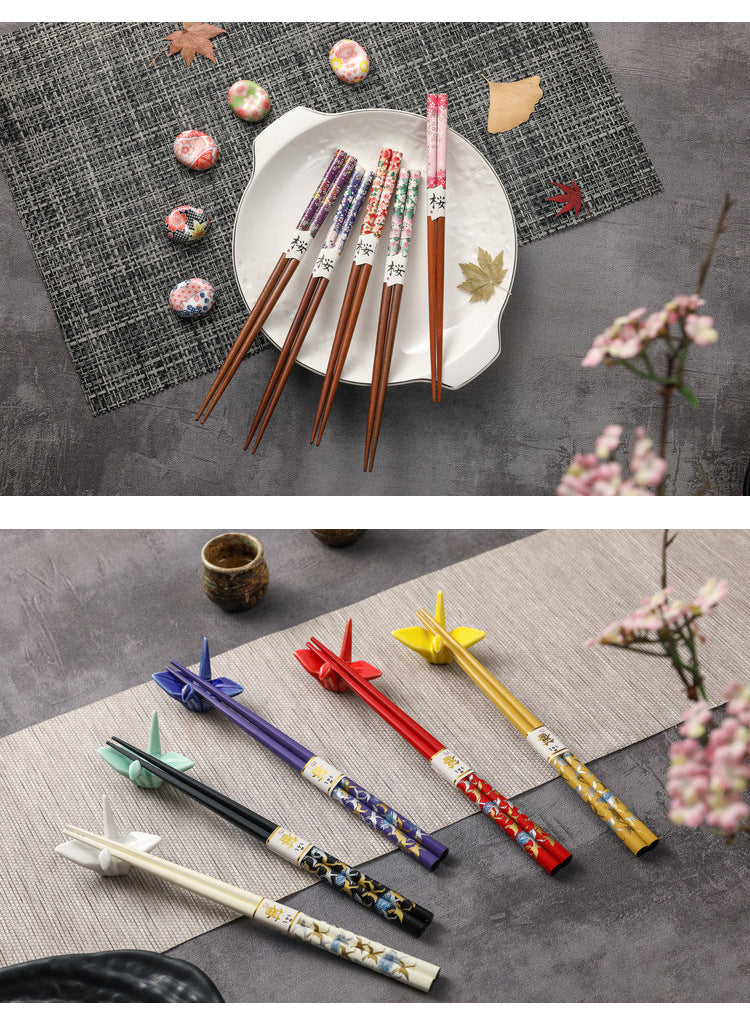 Gohobi Un ensemble de 5 paires de baguettes et repose-baguettes en bois à motifs de lapin et de fleurs japonaises