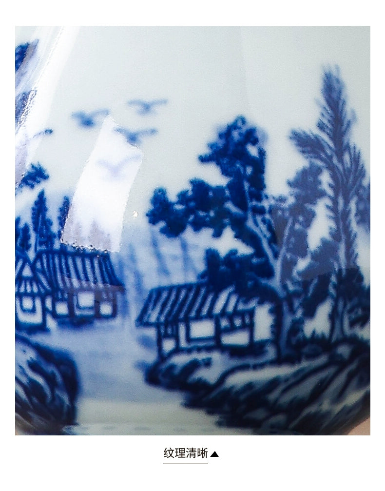 Vase en porcelaine bleu et blanc peint à la main Gohobi (eau et montagnes)