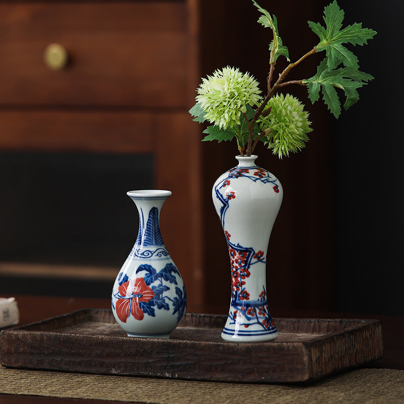 Vase en porcelaine bleu et blanc peint à la main Gohobi (eau et montagnes)