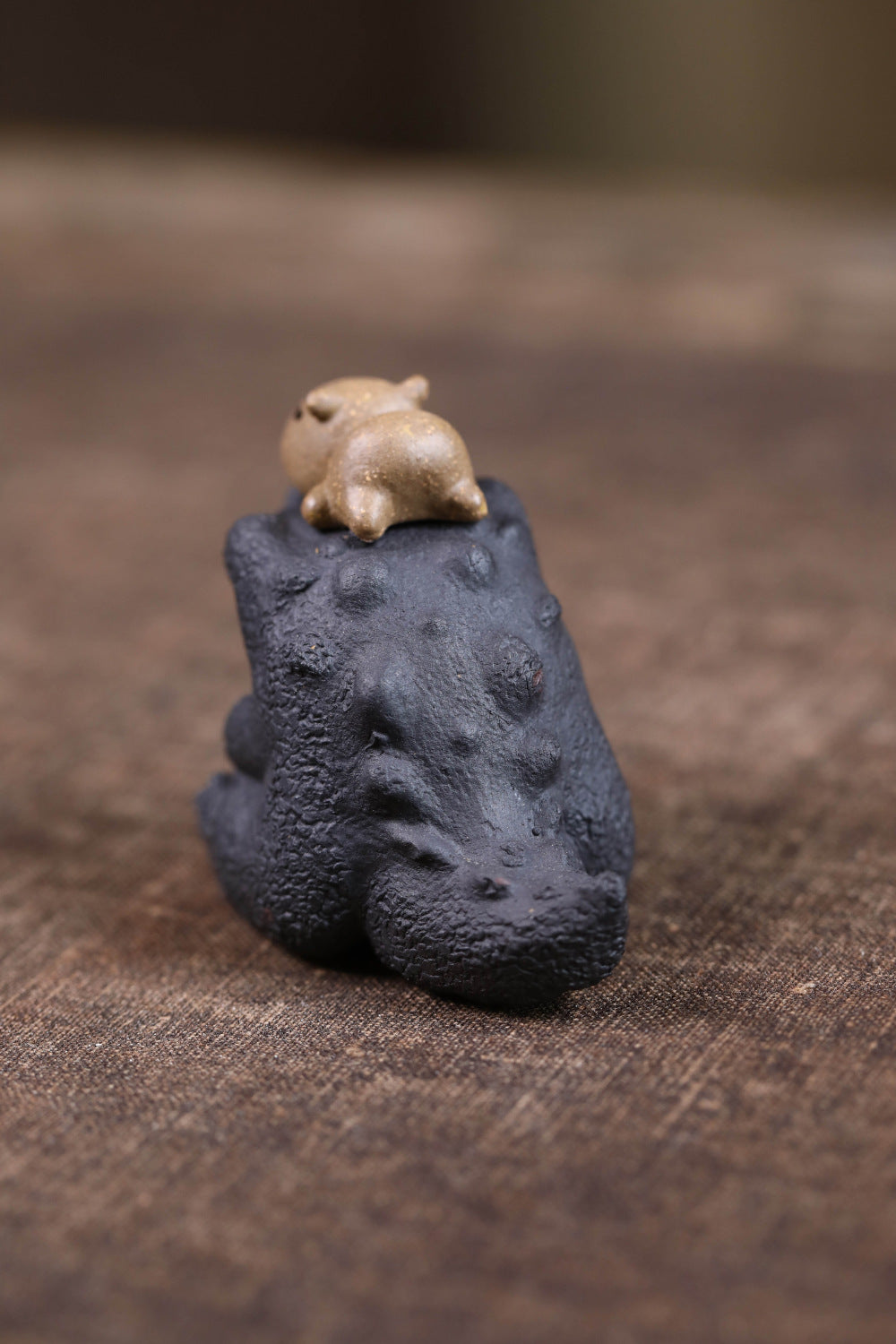 Gohobi Zisha Capybara & Crocodile Tea Pet Figurine