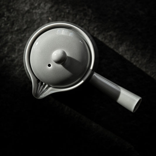 Théière à support latéral en gris glacé faite à la main par Gohobi