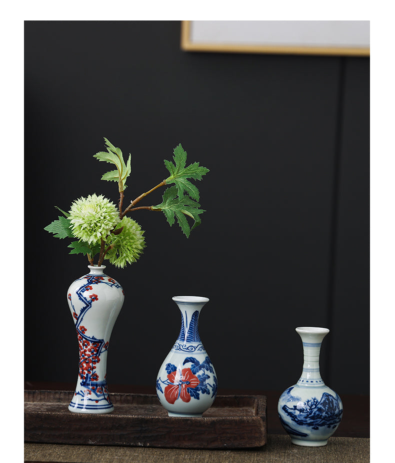 Vase en porcelaine bleu et blanc peint à la main Gohobi (eau et montagnes)
