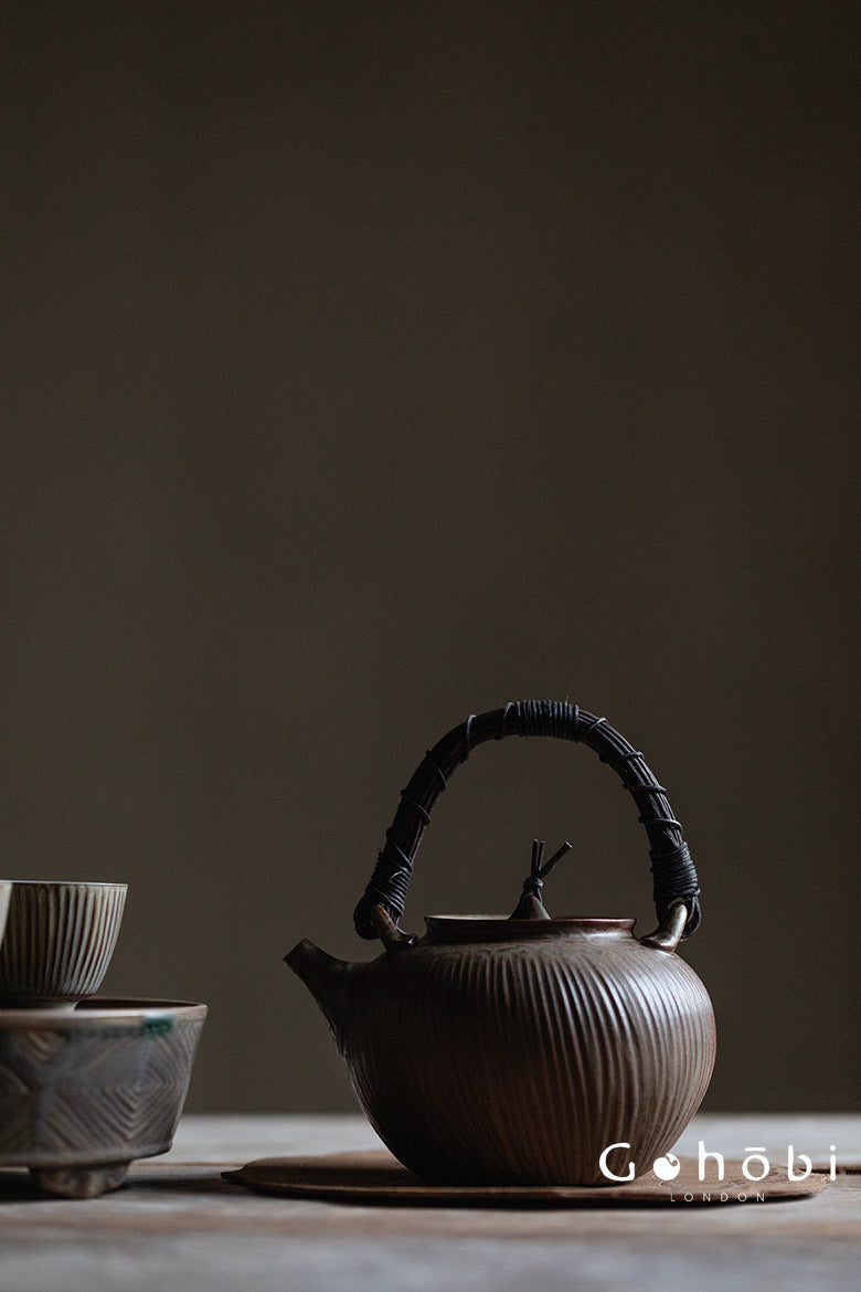 Gohobi Japanese Pottery Rattan-Woven Teapot – Handmade Open Flame Kettle (500ml, 2 Colours)