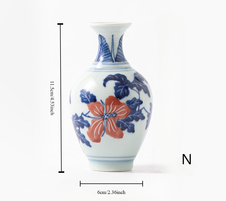 Vase en porcelaine bleu et blanc peint à la main Gohobi (eau et montagnes)