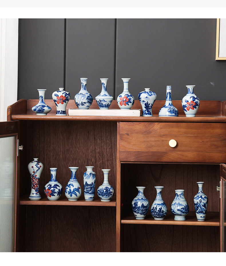 Vase en porcelaine bleu et blanc peint à la main Gohobi (eau et montagnes)