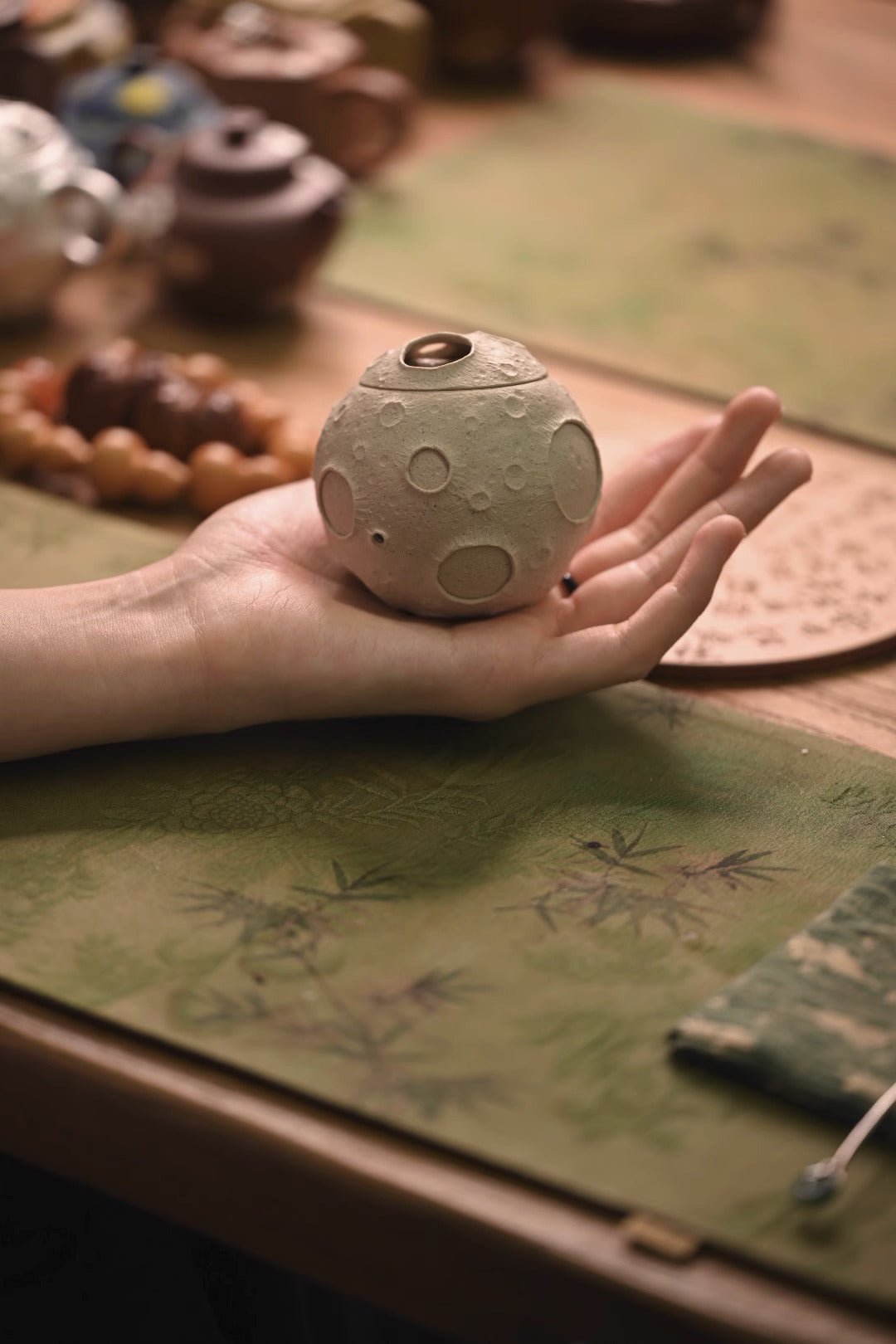 [奇怪先生 x Gohobi Gallery] White & Black Moon Planet Teapot