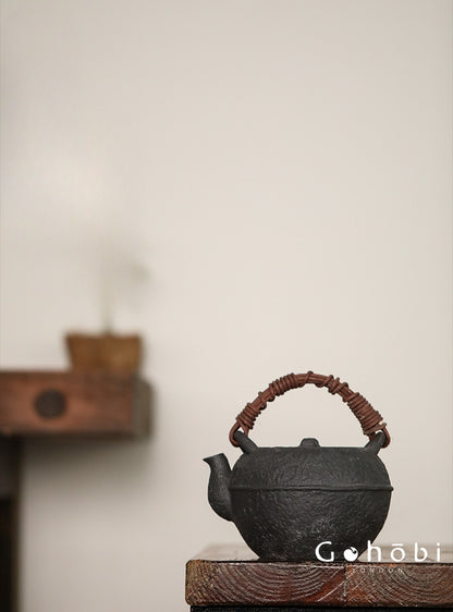 Gohobi Iron-Feeling Black Glaze Teapot – Pure Handmade Dual-Purpose Heat-Resistant Kettle (900ml)