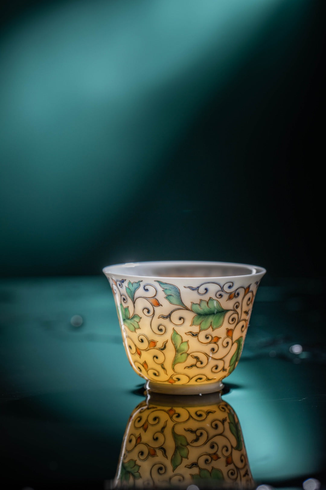 [清本源 x Gohobi Gallery] Inner-Molded Double Dragon Motif · Blue-and-White Doucai with Gilding · “Golden Branch & Jade Leaf” Bell-Shaped Cup