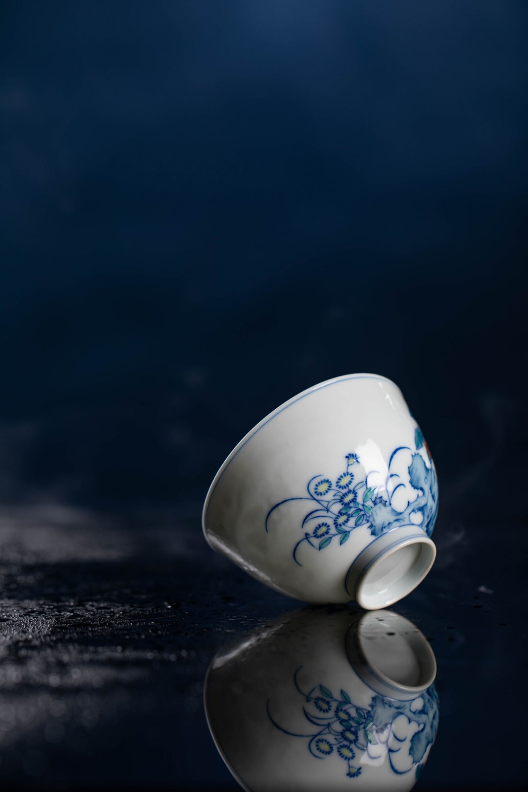 [清本源 x Gohobi Gallery] Inner-Molded Plum Blossom Pane with Scholar’s Objects · Blue-and-White & Doucai Plantain Pattern · Chicken-Heart Cup