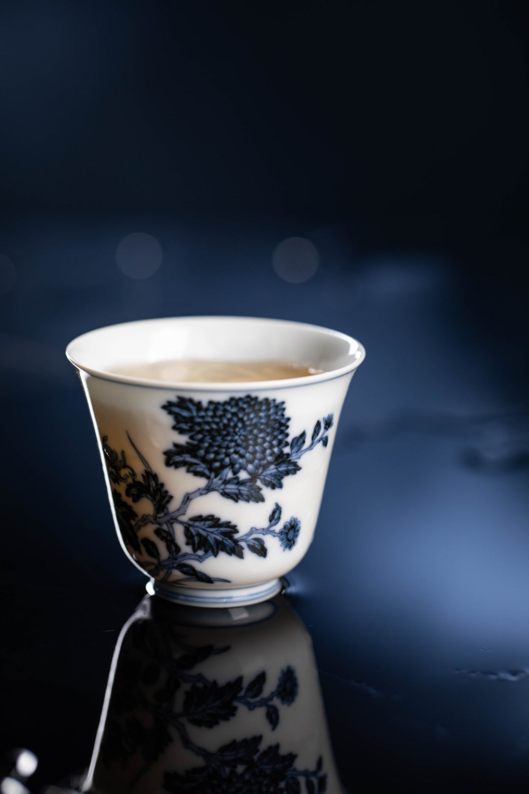 [清本源 x Gohobi Gallery] Inner-Molded Ocean Waves and Six Cranes · Blue and White Chrysanthemum Motif · Bell-Shaped Cup