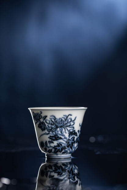 [清本源 x Gohobi Gallery] Inner-Molded Ocean Waves and Six Cranes · Blue and White Chrysanthemum Motif · Bell-Shaped Cup