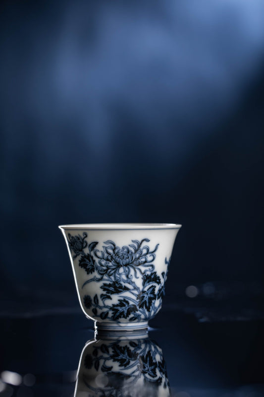 [清本源 x Gohobi Gallery] Inner-Molded Ocean Waves and Six Cranes · Blue and White Chrysanthemum Motif · Bell-Shaped Cup