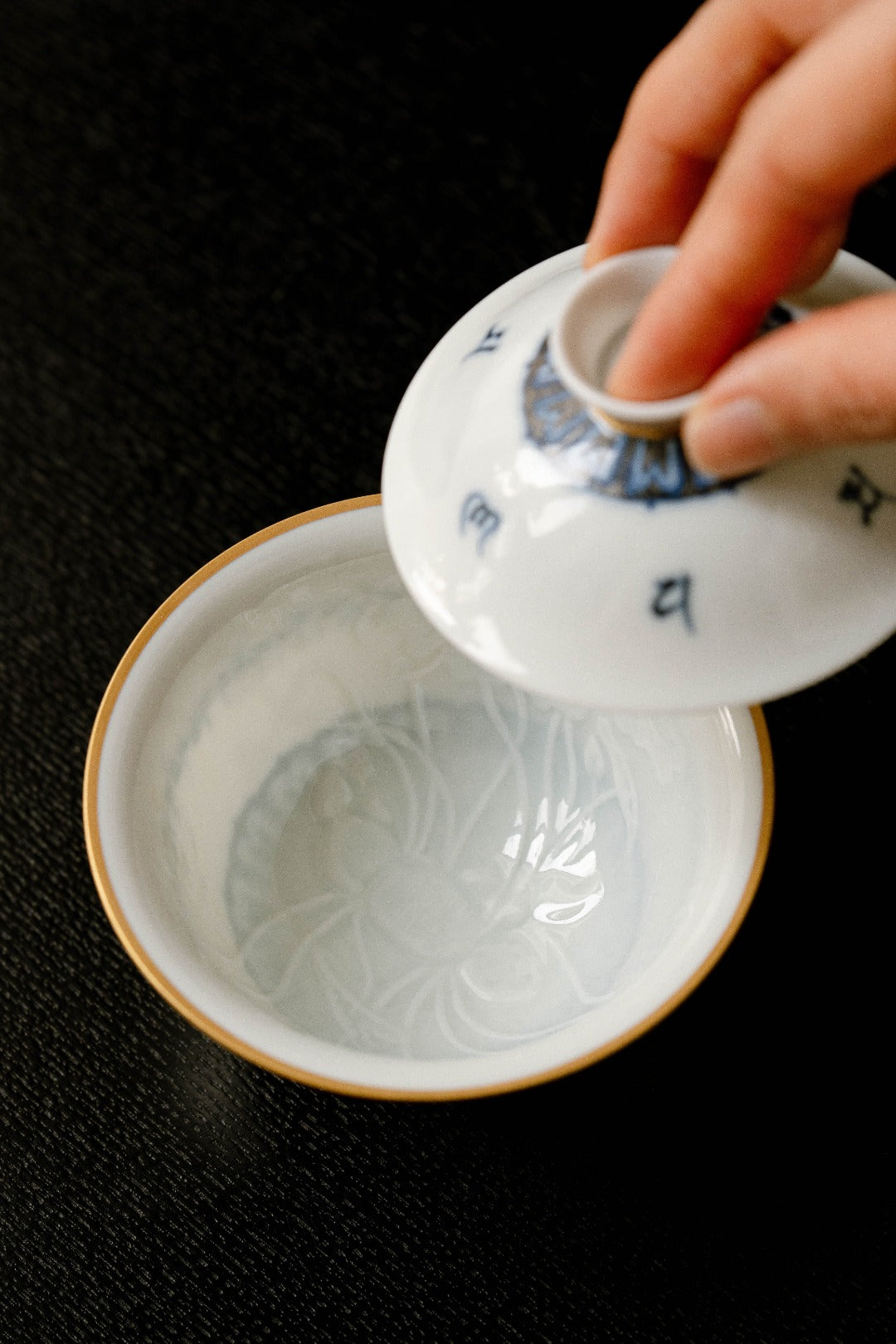 [清本源 x Gohobi Gallery] Gaiwan Lotus précieux bleu sur bleu à motif double dragon