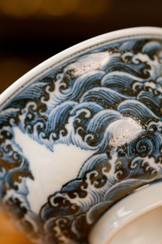 [清本源 x Gohobi Gallery] Blue & White Large Press-Hand Cup with Inner-Impressed Sea & Dragon Motif – Carved Cliff and Wave Design (120ml)