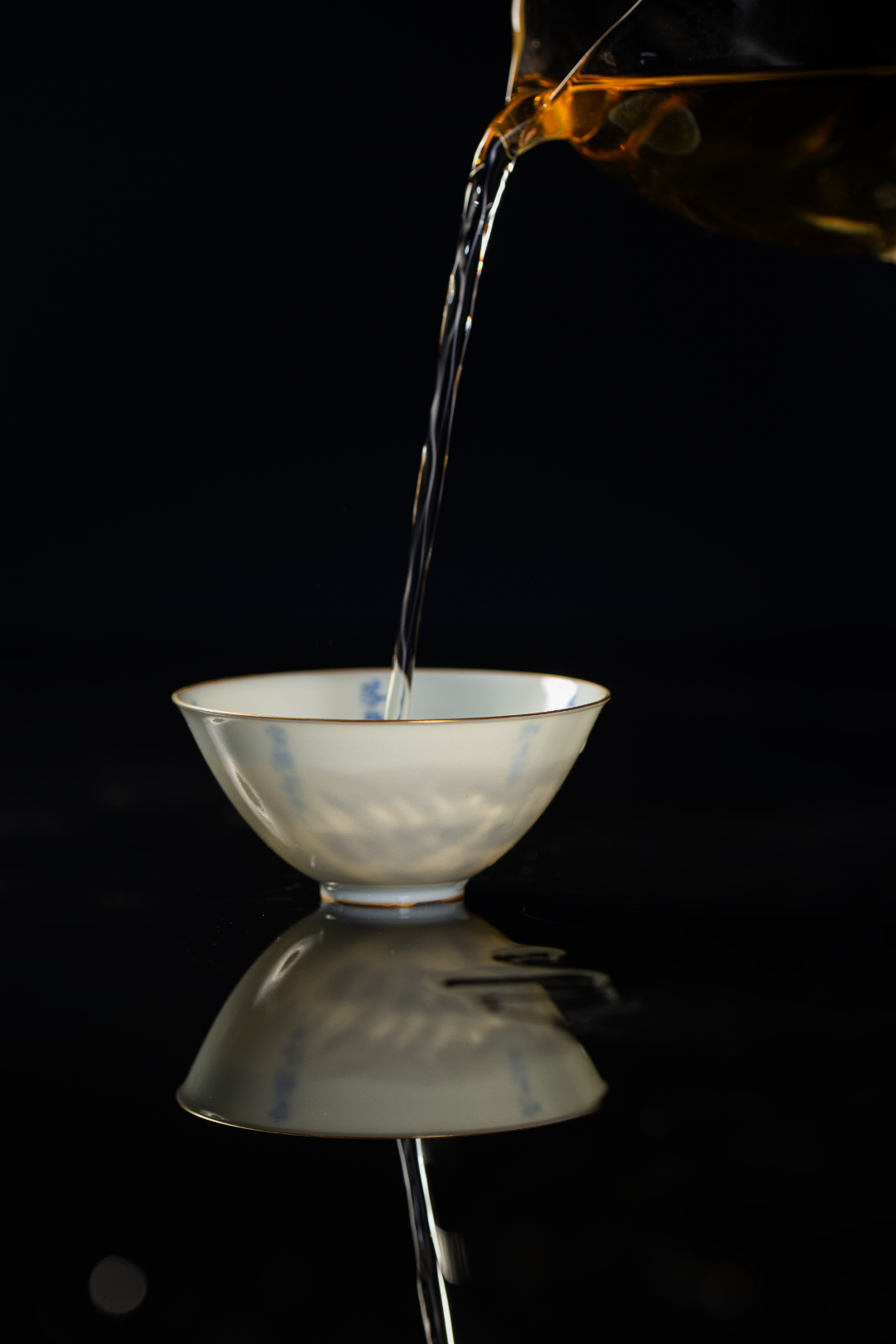 [清本源 x Gohobi Gallery] Thin-Body Blue & White Douli Cup with Inner-Impressed Li Bai Poetry Design (100ml)