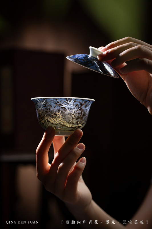 [清本源 x Gohobi Gallery] Thin-Body Blue & White Gaiwan with Inner-Impressed Ink Dragon Design – Ingot Lid Form (120ml)