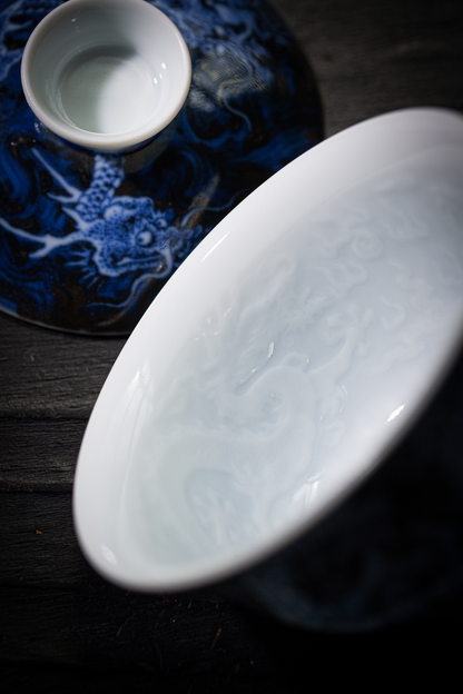 [清本源 x Gohobi Gallery] Thin-Body Blue & White Gaiwan with Inner-Impressed Ink Dragon Design – Ingot Lid Form (120ml)