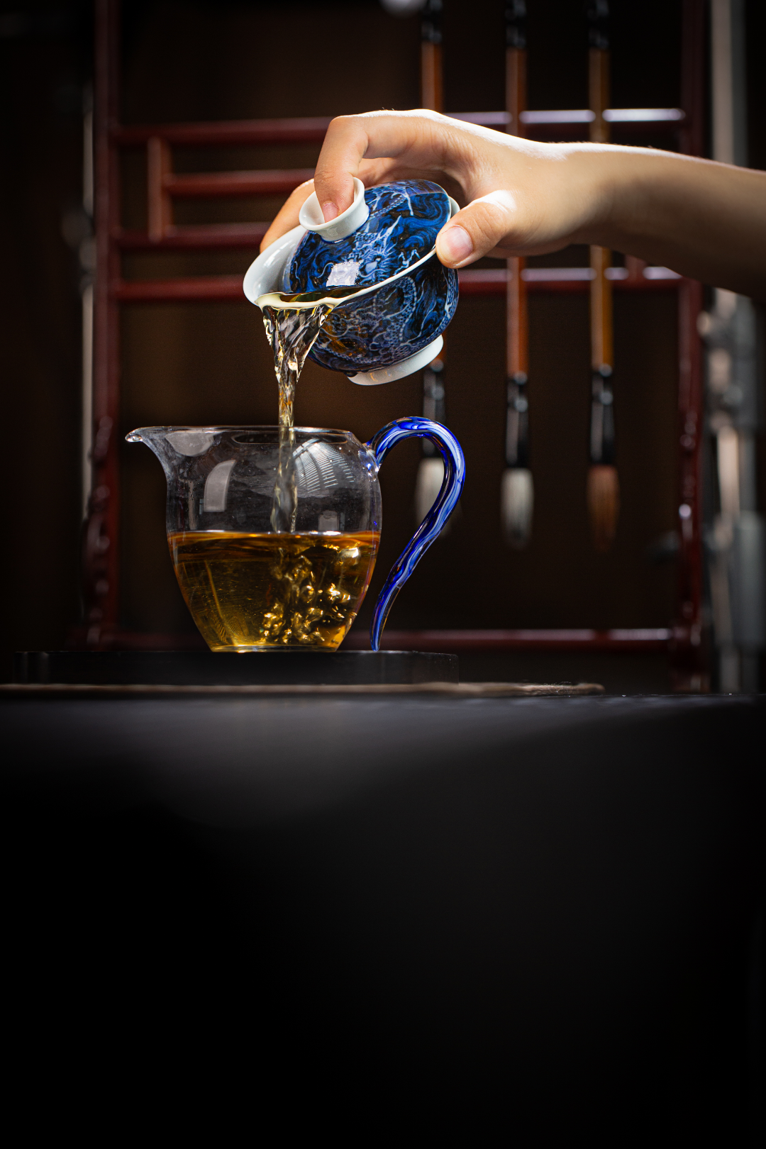 [清本源 x Gohobi Gallery] Thin-Body Blue & White Gaiwan with Inner-Impressed Ink Dragon Design – Ingot Lid Form (120ml)