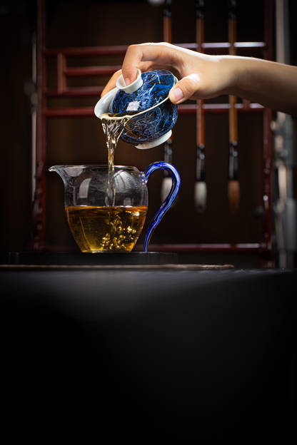 [清本源 x Gohobi Gallery] Thin-Body Blue & White Gaiwan with Inner-Impressed Ink Dragon Design – Ingot Lid Form (120ml)