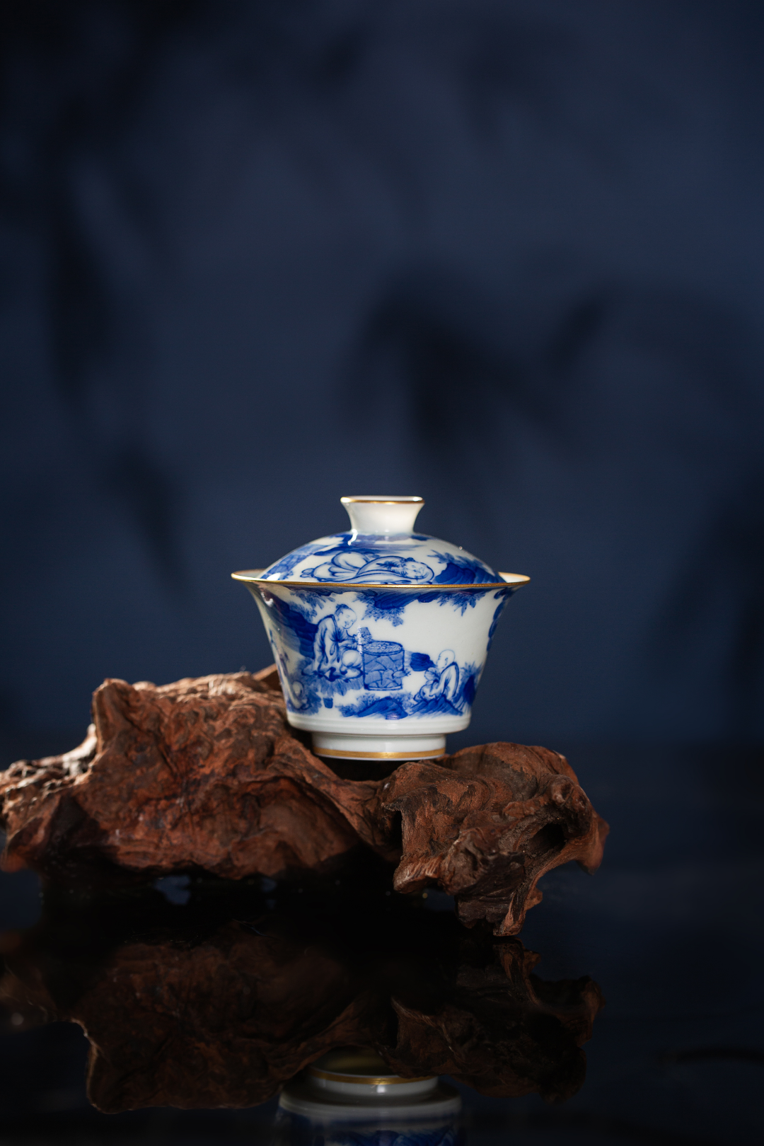 [清本源 x Gohobi Gallery] Thin-Body Blue & White Gaiwan with Inner-Impressed “Li Bai by the Fire” Design – Horseshoe Lid Form (140ml)