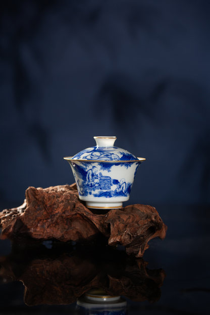 [清本源 x Gohobi Gallery] Thin-Body Blue & White Gaiwan with Inner-Impressed “Li Bai by the Fire” Design – Horseshoe Lid Form (140ml)