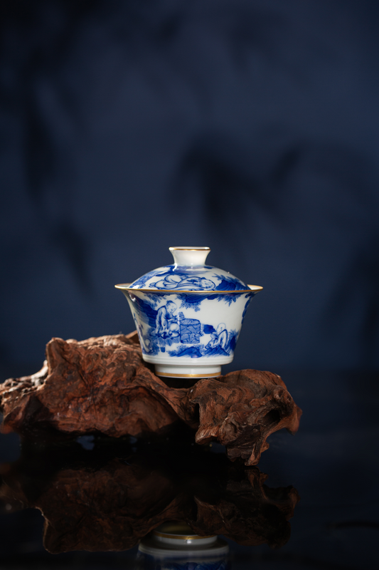 [清本源 x Gohobi Gallery] Thin-Body Blue & White Gaiwan with Inner-Impressed “Li Bai by the Fire” Design – Horseshoe Lid Form (140ml)