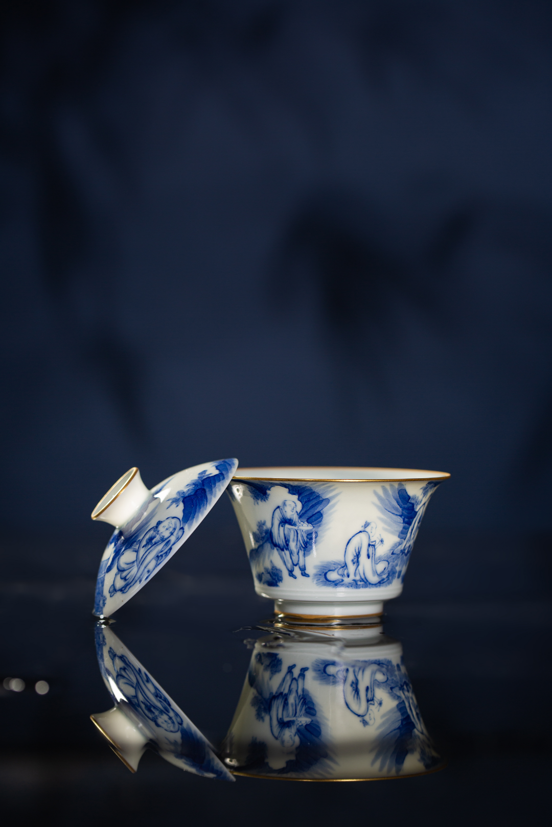 [清本源 x Gohobi Gallery] Thin-Body Blue & White Gaiwan with Inner-Impressed “Li Bai by the Fire” Design – Horseshoe Lid Form (140ml)