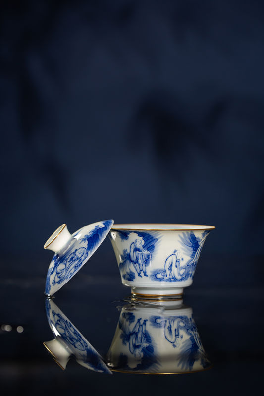 [清本源 x Gohobi Gallery] Thin-Body Blue & White Gaiwan with Inner-Impressed “Li Bai by the Fire” Design – Horseshoe Lid Form (140ml)