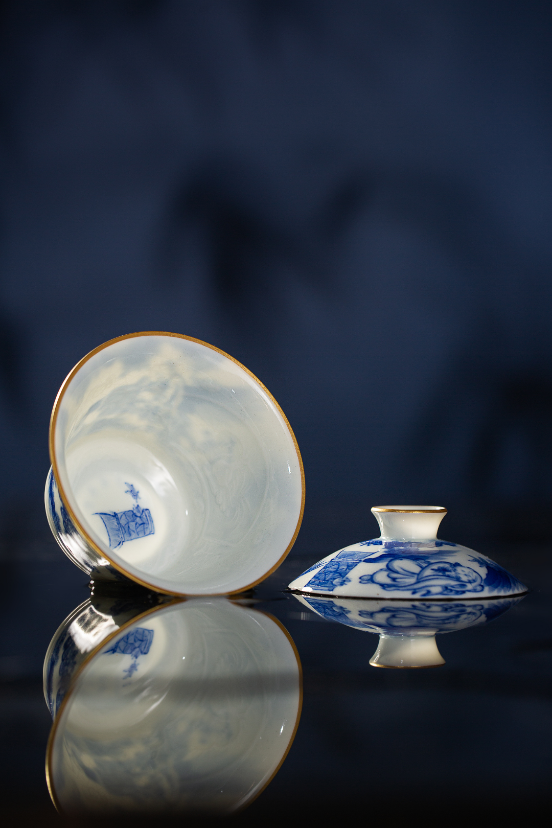 [清本源 x Gohobi Gallery] Thin-Body Blue & White Gaiwan with Inner-Impressed “Li Bai by the Fire” Design – Horseshoe Lid Form (140ml)