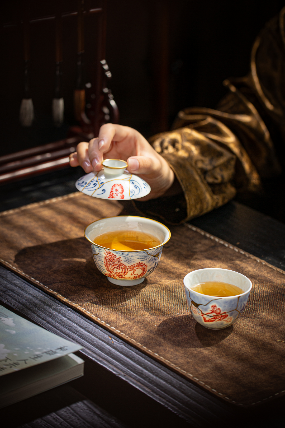 [清本源 x Gohobi Gallery] Thin-Body Gaiwan with Inner-Impressed Rubbing Print and Kintsugi Detailing – “Treasures of the Dragon Palace” Ingot Lid Form (140ml)