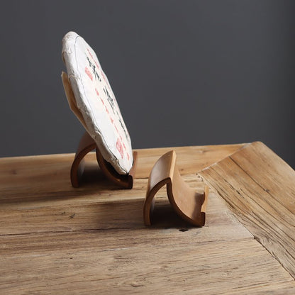 Gohobi Bamboo Pu'er Tea Cake Display Stand – Triangular Easel Shelf for Tea Ceremony Display