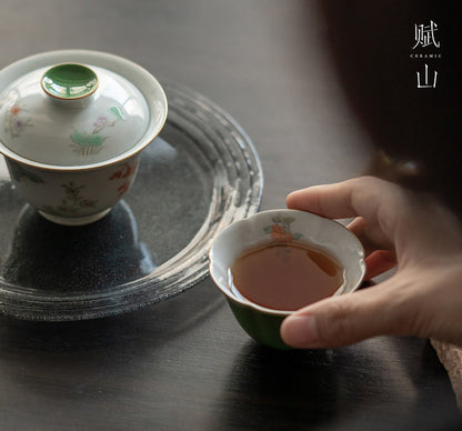 [賦山敘 x Gohobi] “Emerald Blossom” Petal-Shaped Master Cup – Hand-Painted Ceramic Gongfu Tasting Cup with Gold Detailing