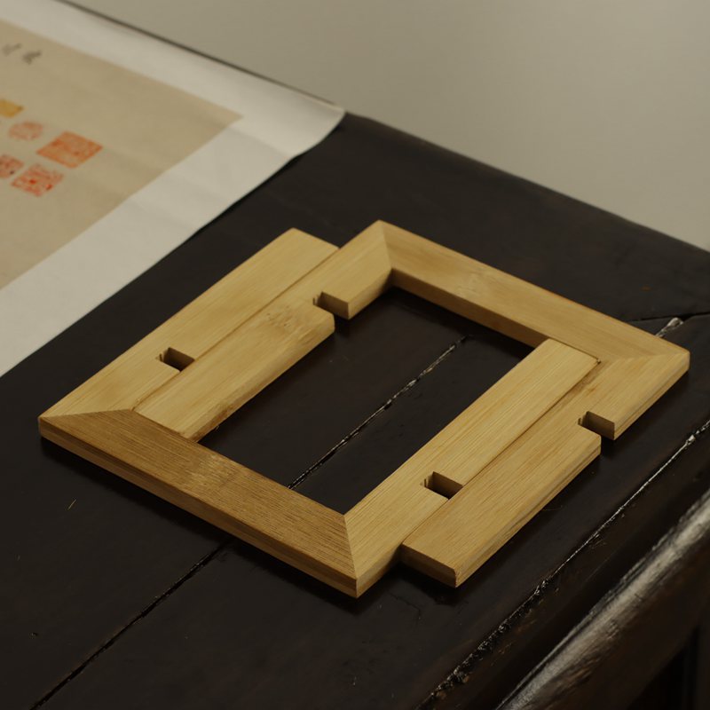 Gohobi Bamboo Pu'er Tea Cake Display Stand – Triangular Easel Shelf for Tea Ceremony Display