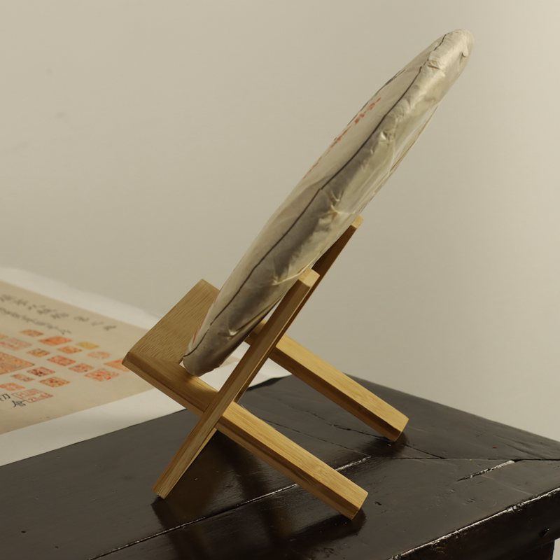 Gohobi Bamboo Pu'er Tea Cake Display Stand – Triangular Easel Shelf for Tea Ceremony Display