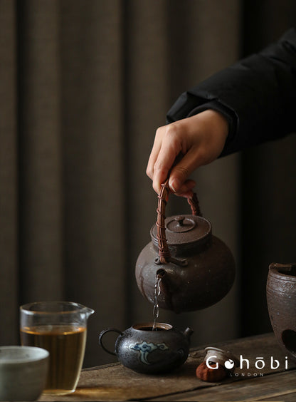 Gohobi Old Rock Mud Beam-Lifted Teapot – Handmade Coarse Pottery Kettle (580ml)