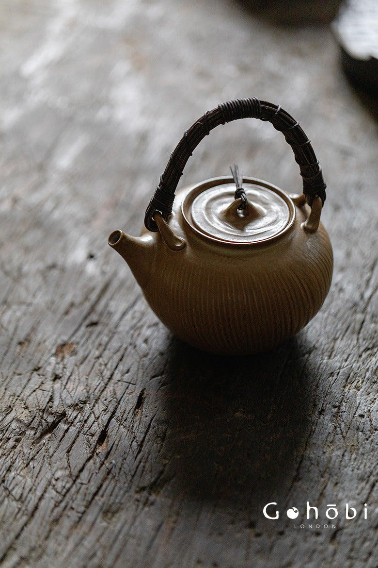 Gohobi Japanese Pottery Rattan-Woven Teapot – Handmade Open Flame Kettle (500ml, 2 Colours)
